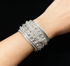 Nuevas pulseras de plata Miao inspiradas en la moda de París-Estilo étnico, puños de brazo tallados, pulsera de plata de Diseño ancho único Bohemio - Product Image 6