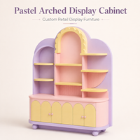 Vitrine de présentation en forme d'arche de couleur pastel avec étagères décoratives et rangement intégré pour boutique