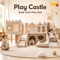 Structure de jeu intérieure moderne beige clair pour tout-petits, avec château d'escalade et toboggan, et maisonnette de jeu pour enfants, pour le jeu et la détente