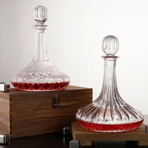 <span class=keywords><strong>Carafe</strong></span> à vin en verre à rayures verticales artistiques avec bouchon hermétique - <span class=keywords><strong>Carafe</strong></span> élégante à base lourde pour spiritueux et vins - Vente en gros usine - Product Image 1