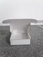 Boîtes cadeaux personnalisées en papier d'art de luxe en gros avec poignée en ruban, logo en relief, impression, revêtement UV, dorure à chaud