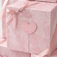 Boîte cadeau rigide carrée en marbre rose mat écologique avec ruban en satin rose et étiquette en bois en forme de cœur pour les meilleurs vœux, bijoux