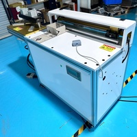 Machine à rainurer pneumatique avec règle électronique pour découpe d'angles, idéale pour la fabrication d'échantillons de boîtes rigides et de cartons gris à couverture rigide