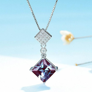 Collar con Colgante Solitario de Plata de Ley 925 con Circonita Cúbica de Corte Princesa, Bañado en Rodio, con Cambio de Color y Alejandrita de Laboratorio - Product Image 5