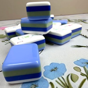 Fichas de Mahjong Americanas de Acrílico Moderno de Cuatro Capas con Patrón Grabado con Láser Azul Fresco para Entretenimiento y Uso en la Luz de la Luna - Product Image 5