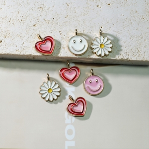 <span class=keywords><strong>Ciondolo</strong></span> a Forma di Cuore con <span class=keywords><strong>Margherita</strong></span> e Sorriso in Smalto Bianco e Rosa, Vendita all'Ingrosso, per Collane e Bracciali - Product Image 2