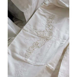 King Size Cotton Linen Double <b>Bed</b> <b>Set</b> 4-Piece Plain Style Burano Lace <b>Satin</b> Stitch Embroidery Customizable Logo for Home Use - Product Image 2
