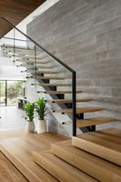 Escaliers intérieurs modernes de luxe en gros, marches en bois blanc de haute qualité, escalier moderne avec garde-corps en verre en vente