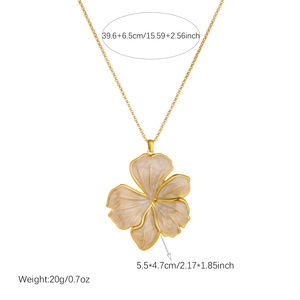 Collier Pendentif Fleur en Émail Marbré Grand Format en Acier Inoxydable Plaqué Or 18K PVD, Étanche et Inaltérable, Bijou Floral de Luxe pour Femme - Product Image 5