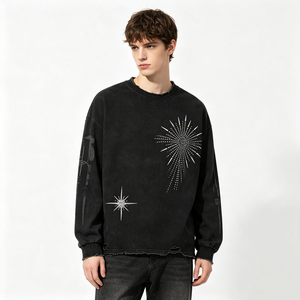 T-shirt streetwear à col rond avec broderie motif nuage et corne, manches à effet éparpillé, ourlet effiloché et déchiré, orné de strass - Product Image 1