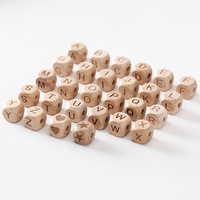 Dés sculptés au laser 20mm 50mm personnalisés en gros DIY bois couleur hêtre carré et Cube bois anglais 26 lettres lettre dés avec trous