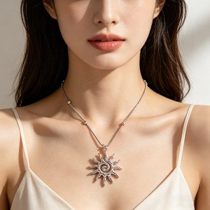 Collar con Colgante de Sol, Acero Inoxidable Dorado, Diseño Geométrico en Espiral, Joyería Unisex, Accesorio de Moda - Product Image 3