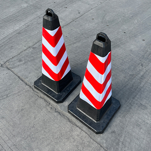 Cono de Tráfico Cuadrado de Espuma EVA Negra de 720 mm, Marco de Plástico HDPE de Alta Visibilidad, Barrera de Seguridad Reflectante para Carreteras - Product Image 6