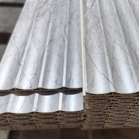 Panneaux de plafond décoratifs en bois 3D imperméables en WPC PVC pour la décoration intérieure d'hôtels et d'appartements