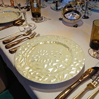 Assiettes de Présentation Rondes Dorées de 13 Pouces en Plastique Électroplaqué, Personnalisables et Durables, Idéales pour les Décorations de Mariage – Vente en Gros