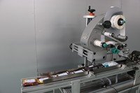 Machine d'étiquetage automatique de boîtes et sacs SKILT, machine d'étiquetage de type clamshell, fabricant de machines d'étiquetage depuis 1998