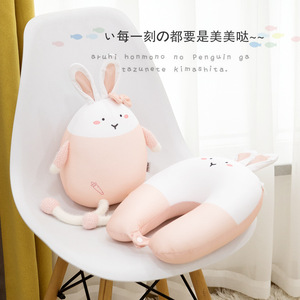 Almohada de viaje portátil rosa con forma de U de conejo de dibujos animados para niños, material de poliéster, diseño de doble uso - Product Image 3