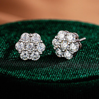 Boucles d'oreilles clous florales entièrement pavées en argent sterling 925 plaqué or avec moissanite ronde, délicates boucles d'oreilles fleur pour femme