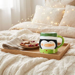 Taza de <span class=keywords><strong>Café</strong></span> de Cerámica con Pingüino <span class=keywords><strong>Kawaii</strong></span> con Gorro y Bufanda Verdes de Navidad, Pintada a Mano con Mejillas Rosadas, Taza para Bebidas Navideñas - Product Image 4
