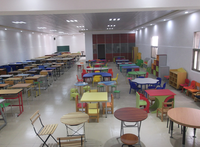 Ensemble table et chaises modernes durables en forme de lune colorées à hauteur réglable pour enfants de maternelle