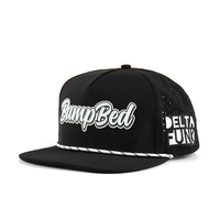 Casquette Snapback 5 Panneaux Personnalisée en Polyester/Coton avec Logo, Visière Plate, Non Structurée, Imperméable, Motif Feuille Tropicale Découpée au Laser – Vente en Gros