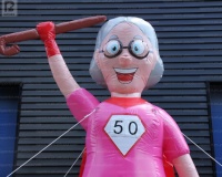 Grand modèle de grand-mère hollandaise gonflable géant de 3 m avec éclairage LED pour publicité d'anniversaire/promotion d'événements