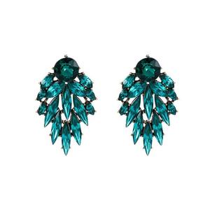 Boucles d'oreilles tendance multicouches en cristal pour femmes européennes et américaines, motif géométrique simple et élégant en alliage, pour le shopping et les occasions religieuses - Product Image 5