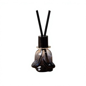 Diffuseur de parfum pour voiture en verre noir, forme carrée, bouchon en fibre, flacon miniature en verre de 8 ml - Product Image 4