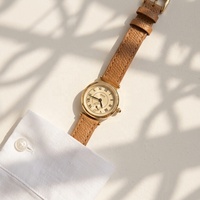 Montre à quartz pour femme en similicuir, style vintage, plaquée or, avec bracelet tressé de perles, accessoire de mode en alliage, forme triangle ovale, en stock en gros