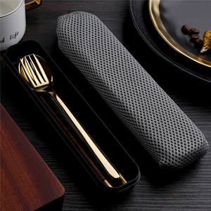 Ensemble de baguettes et de fourchette en or de voyage réutilisables portables en acier inoxydable avec étui noir dans une <span class=keywords><strong>pochette</strong></span> - Product Image 3