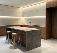 Meubles de cuisine modernes sur mesure bicolores, grain de noyer et blanc mat, sans poignées, avec plan de travail en pierre