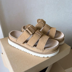 Sandales Uggs pour femmes, chaussures de plage d'été pour couples avec semelles épaisses, sandales en cuir véritable à velcro pour l'extérieur - Product Image 2