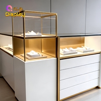 Vitrine de Luxe pour Bijoux avec Éclairage LED en Verre et Acier Inoxydable Doré, Écologique, Idéale pour Centres Commerciaux et Magasins de Détail