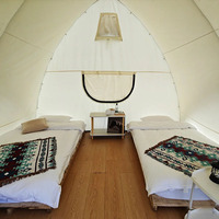 Tente de safari en toile de luxe imperméable en PVC pour le glamping en plein air, tente de forme de voile pour hôtel, tente de camping pour complexe hôtelier