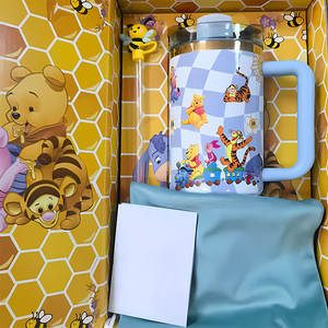 Termo Bear Designs de 40 oz, Taza de Viaje con Diseño de Winnie, de Acero Inoxidable Aislado, con Asa y Pajita - Product Image 5