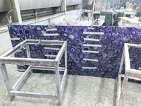 Comptoir de bar personnalisé de luxe en pierre semi-précieuse violette, design irrégulier rétroéclairé, écologique pour cuisine et salle à manger