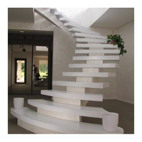 Escalier intérieur incurvé moderne de haute qualité avec marches en céramique pour utilisation dans les halls d'appartements