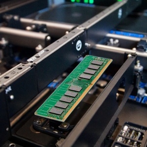 Mémoire serveur 46W0843 1x 64 Go DDR4-2400 LRDIMM PC4-19200T-L Quad Rank X4 Remplacement - Product Image 3