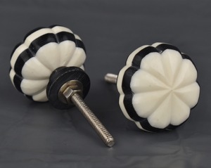 Bouton de porte en incrustation d'os fabriqué à la main avec un design complexe et une base en bois poli Bouton de porte en incrustation d'os décoratif de luxe - Product Image 3