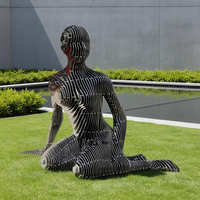 Célèbres sculptures d'art modernes abstraites en acier inoxydable poli, représentant une femme assise