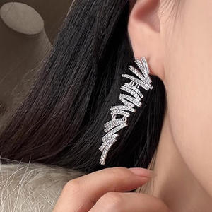 Orecchini di Lusso con Cristalli a Forma di Ala in Oro Bianco per Donna, Gioielli da Festa, Orecchini in Argento 925 con Incastonatura a Canale e Strass - Product Image 5