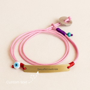 กำไลข้อมือเชือกแว็กซ์ปรับได้ แข็งแรง ทนทาน ทำจากสแตนเลสสตีลชุบทอง 18K พร้อมโลโก้แบบกำหนดเอง กำไลแฟชั่นแบบพันรอบข้อมือสำหรับคู่รัก - Product Image 5