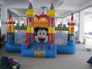 Château gonflable sur le thème du cœur et de l'amour, en PVC, respectueux de l'environnement, capacité de 800 kg pour 12 passagers, utilisation commerciale en extérieur - Product Image 2