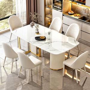 Table à manger contemporaine avec plateau en faux marbre blanc et base unique dorée et crème pour la vente en gros de meubles de salle à manger moderne. - Product Image 5