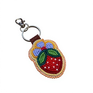 Llavero Moderno con Forma de Corazón Tejido, Sonrisa, Mosquetón de Aleación de Zinc, Metal Duradero, Estilo Lindo, Regalo para el Día de San Valentín, Color Rosa y Amarillo - Product Image 3