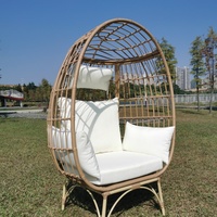 Chaise longue en osier d'extérieur de luxe avec coussins, cadre en fer moderne, chaise œuf de patio pour villa et utilisation en station balnéaire, chaise de jardin pas chère