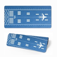 Tapis de souris et de bureau sur le thème de la piste d'atterrissage d'aéroport avec design de zone de stationnement d'avion, grand tapis de souris de jeu pour les fans de simulateurs de vol et de pilotes