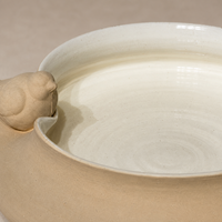 Bol décoratif en céramique motif oiseau, beige sable texturé, avec intérieur émaillé blanc, pour centre de table