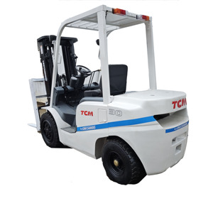 Chariot élévateur diesel TCM 30 d'occasion, 3 tonnes, Japon, déplaceur latéral hydraulique, mât à trois étages, pneus pleins, moteur Isuzu - Product Image 1