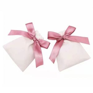 Petite pochette à bijoux en velours avec nœud en ruban blanc et rose, adorable sac cadeau de mariage recyclable pour cosmétiques avec cordon de serrage - Product Image 5